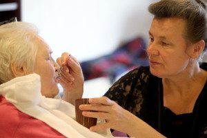 A volunteer feeds an elderly Holocaust survivor during the Shabbat dinner. Photo by Nati Shohat/Flash90