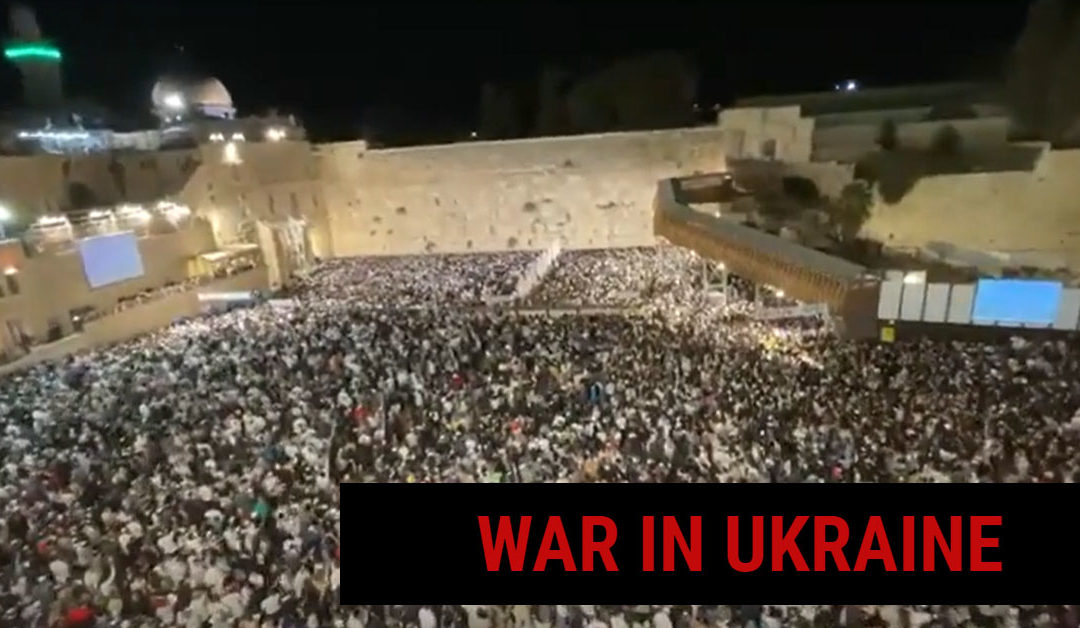 Massive crowds gather at the Western Wall